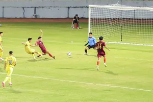 Bóng đá nam đang thi đấu trên sân vận động Cẩm Phả. Ảnh: TRƯỜNG GIANG