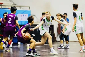 Bóng rổ nữ TPHCM (áo trắng) có chiến thắng cuối cùng trước Cần Thơ qua đó giành HCV với kết quả chung cuộc tại Đại hội thể thao toàn quốc 9-2022 nội dung 5x5. Ảnh: VBF