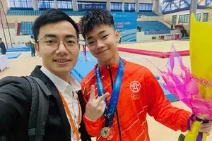 Phạm Phước Hiếu và anh trai Phước Hưng chụp ảnh tại Đại hội thể thao toàn quốc năm nay. Ảnh: P.P.HƯNG