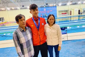 Ba và mẹ đã tới Hà Nội cổ vũ cho Thanh Bảo. Ảnh: MINH CHIẾN