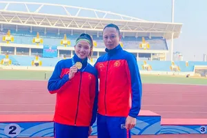 Linh Na và HLV Vũ Văn Huyện vui mừng với tấm HCV lần này. Ảnh: MINH NGUYỆT