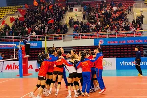 Cầu thủ nữ Quân đội ăn mừng chiến thắng giành HCV. Ảnh: MINH CHIẾN