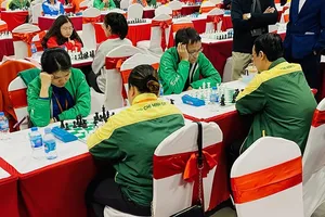 Vợ chồng Trường Sơn, Thảo Nguyên thi đấu trận chung kết với Thiên Hải, Thiên Kim và có chiến thắng giành HCV. Ảnh: MINH CHIẾN