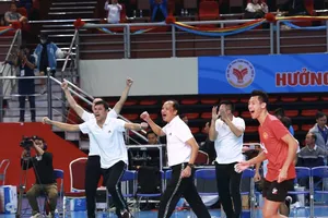 Ban huấn luyện đội Quân đội vui mừng với chiến thắng. Ảnh: T.Thảo