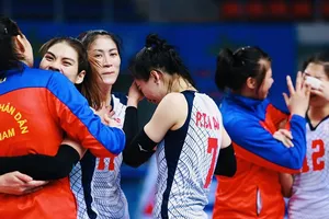 Cầu thủ nữ bóng chuyền Quân đội cùng khóc sau khi đoạt HCV Đại hội thể thao toàn quốc năm nay. Ảnh: T.THẢO