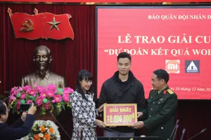 Ban biên tạp báo Quân đội Nhân dân trao thưởng cho độc giải đạt giải nhất cuộc dự đoán. Ảnh: H.T