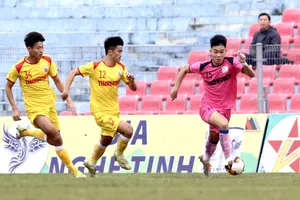 U21 Thanh Hóa (áo vàng) đã lọt vào bán kết trong trận tứ kết của ngày 26-12