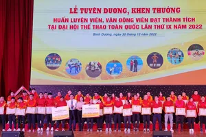 VĐV thể thao Bình Dương đã nhận thưởng. Ảnh: MINH HIẾU