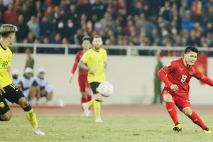 Khán giả Việt Nam vẫn chờ đợi mặt cỏ sân vận động Quốc gia Mỹ Đình được trở lại đẹp nhất để phục vụ các trận đấu AFF Cup cho đội tuyển Việt Nam. Ảnh: NGỌC TÚ