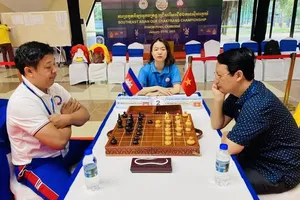 Đại kiện tướng Đào Thiên Hải thi đấu cờ Khmer ở giải vô địch Đông Nam Á 2023. Ảnh: M.THẮNG