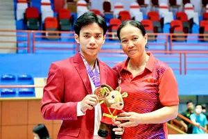 Văn Huy và HLV của mình chung vui sau khi giành HCV SEA Games 31 tại Việt Nam năm ngoái. Ảnh: H.V.H