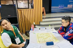 Kỳ thủ Nguyễn Minh Nhật Quang (áo xanh) đã vô địch cờ tiêu chuẩn ở năm 2022. Ảnh: MINH CHIẾN