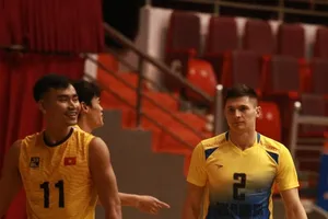 Andrei Vasilenko (2) là tân binh từ Azerbaijan của nam Ninh Bình đã thi đấu ngay trận đầu tiên. Ảnh: T.THẢO