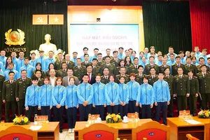 Lãnh đạo Bộ Công an đã gặp mặt và tuyên dương các HLV, VĐV đạt thành tích năm 2022. Ảnh: ĐỖ TRUNG