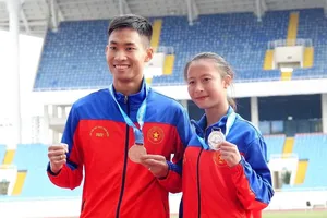 Nguyễn Thị Ninh (phải) cùng đàn anh Trịnh Quốc Lượng cùng nhận huy chương tại Đại hội thể thao toàn quốc lần 9-2022. Ảnh: T.NINH