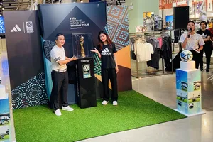 Cầu thủ Thanh Nhã đã mở chiếc hộp giữ Cúp vàng để cho người hâm mộ chiêm ngưỡng. Ảnh: MINH CHIẾN