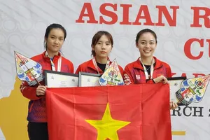 Phí Thanh Thảo (ngoài cùng bên phải) có tấm HCĐ thi đấu tại Indonesia. Ảnh: ĐÀO VŨ