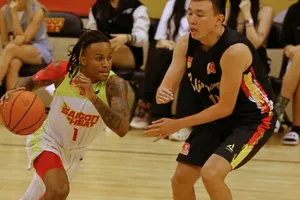 Cầu thủ Saigon Heat (trắng) đã chơi mạnh mẽ để chiến thắng tại bán kết thứ ba, qua đó giành quyền vào chung kết ABL 2023. Ảnh: SGH