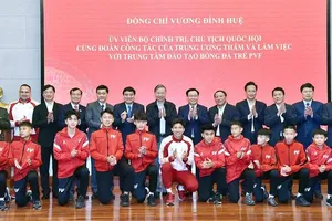 Chủ tịch Quốc hội Vương Đình Huệ đã thăm Trung tâm đào tạo bóng đá trẻ PVF. Ảnh: TCTDTT