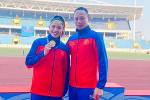 Linh Na và HLV Nguyễn Văn Huyện giành được tấm HCV tại Đại hội thể thao toàn quốc lần 9-2022. Ảnh: MINH NGUYỆT
