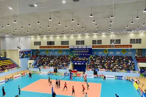 Khán giả vào xem cúp Hùng Vương 2023 phải mua vé theo các mệnh giá đã quy định. Ảnh: MINH CHIẾN