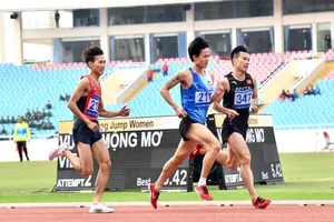 Tiến Long, Trung Cường và Đỗ Quốc Luật cạnh tranh nhau trên đường đua tại Đại hội thể thao toàn quốc lần 9-2022. Ảnh: MINH NGUYỆT