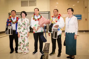 Đuốc của SEA Games 32 đã tới Việt Nam và được đại diện Tổng cục TDTT đón tiếp trước khi thực hiện chương trình rước vào ngày 24-3 tại Hà Nội. Ảnh: TCTDTT