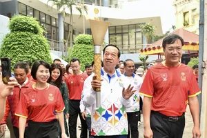 Ngọn đuốc SEA Games 32 đã được rước qua đường phố tại Hà Nội. Ảnh: LƯỢNG LƯỢNG