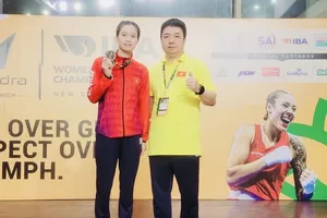 Nguyễn Thị Tâm và HLV Nguyễn Như Cường tại giải boxing nữ vô địch thế giới 2023. Ảnh: TH.TÂM