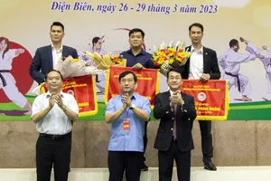 Ban tổ chức trao cờ xếp hạng cho các đơn vị dẫn đầu chung cuộc. Ảnh: TRẦN NHÂM.BĐB