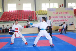 Các võ sĩ đã bước vào tranh tài. Ảnh: HOÀNG THANH.