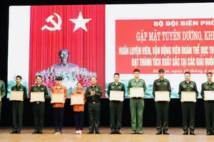 Lãnh đạo Bộ tư lệnh Bộ đội Biên Phòng đã trao tặng bằng khen cho các cá nhân, tập thể trong buổi lễ. Ảnh: TRỌNG THÀNH