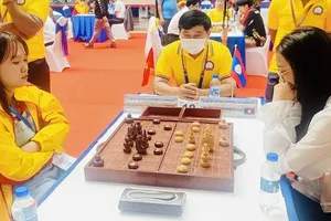 Kỳ thủ Diệu Uyên của đội cờ Ouk Chaktrang Việt Nam (trái) là một trong những niềm hy vọng huy chương của chúng ta. Ảnh: MINH MINH