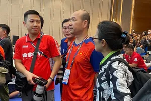 Ông Hoàng Quốc Vinh có mặt tại nhà thi đấu pencak silat theo dõi rất sát các tuyển thủ tranh tài. Ảnh: MINH MINH