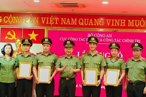 Tuyển thủ Ngần Ngọc Nghĩa đã lãnh đạo Cục công tác Đảng và Công tác Chính trị trao quyết định tuyển dụng vào ngành và đeo quân hàm thiếu úy. Ảnh: CAND