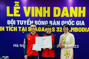 Đinh Anh Hoàng và Trần Mai Ngọc đã được tặng thưởng của Liên đoàn bóng bàn Việt Nam. Ảnh: MINH MINH