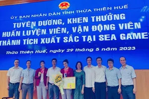 UBND TT-Huế đã tổ chức buổi gặp mặt, tuyên dương khen thưởng các tuyển thủ đã có thành tích huy chương tại SEA Games 32. Ảnh: TRANG HẠNH