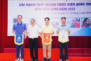 Ban tổ chức trao cờ lưu niệm cho đơn vị xếp nhất là TPHCM cùng hạng nhì - Quân đội và hạng ba - Hà Nội. Ảnh: MINH MINH