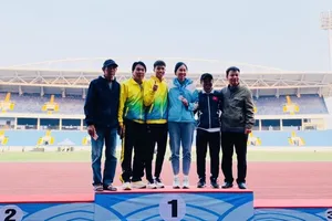 VĐV Quốc Thình (giữa) và HLV Dương Thị Việt Anh tại Đại hội thể thao toàn quốc lần9-2022. Ảnh: MINH MINH