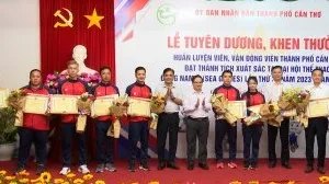 HLV, VĐV thể thao Cần Thơ đã được thưởng công SEA Games 32. Ảnh: TTHLTTCT