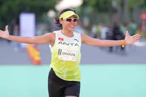 Tuyển thủ Nguyễn Thị Thanh Phúc thi đấu giải marathon tại Tam Kỳ (Quảng Nam). Ảnh: THANH PHÚC