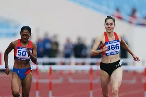 Quách Thị Lan (phải) vẫn tập luyện duy trì và chờ ngày hết án cấm để có sự trở lại hướng tới các mục tiêu chuyên môn cho bản thân. Ảnh: DŨNG PHƯƠNG 