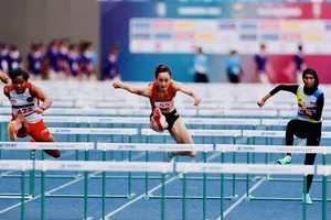 Huỳnh Thị Mỹ Tiên (giữa) đang nỗ lực chuẩn bị để tranh tài giải vô địch châu Á 2023 trong tháng 7 này. Ảnh: DŨNG PHƯƠNG