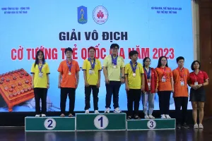 Ban tổ chức đã trao huy chương cho những nhà vô địch cờ nhanh, cờ chớp theo nhóm tuổi tại giải. Ảnh: LĐCVN