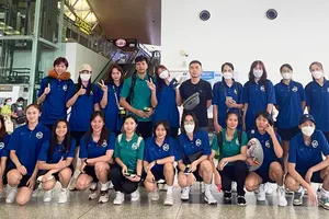 Các cầu thủ của đội Hóa chất Đức Giang tia sáng đi Thái Lan thi đấu. Ảnh: HCĐGHN