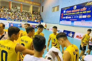 Quốc Duy (5) sẽ tham dự vòng chung kết giải bóng chuyền hạng A toàn quốc năm nay. Ảnh: MINH MINH