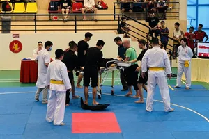 Võ sĩ Ánh Ngọc không thể thi đấu sau khi dính đòn trước đối thủ. Ảnh: MINH MINH