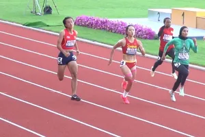 Nhi Yến (ngoài cùng) đã giành quyền vào chung kết 100m nữ giải điền kinh vô địch châu Á 2023. Ảnh: NAM TRUNG
