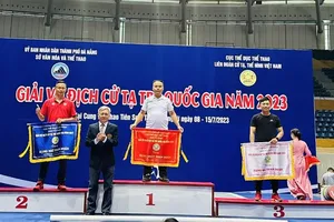 Ban tổ chức trao giải cho các đơn vị đứng đầu sau giải. Ảnh: HUY HÙNG