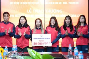Các tuyển thủ nhận thưởng từ Liên đoàn điền kinh Việt Nam. Ảnh: VAF